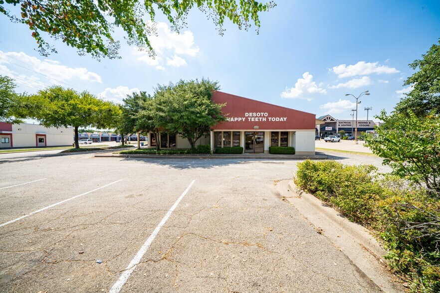 701 N Hampton Rd, DeSoto, TX à vendre - Photo de l’immeuble – Image 3 sur 7