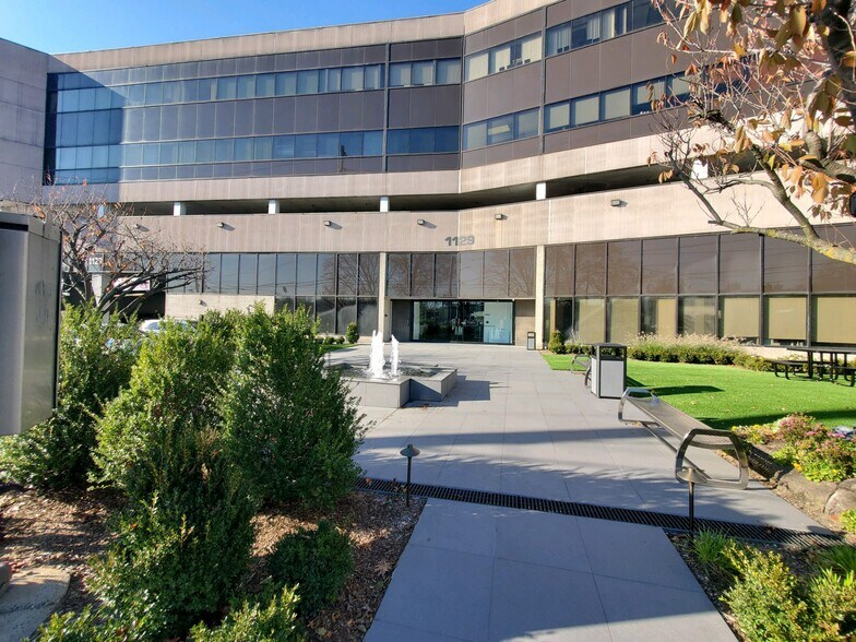 1129 Northern Blvd, Manhasset, NY à louer - Photo de l’immeuble – Image 1 sur 8