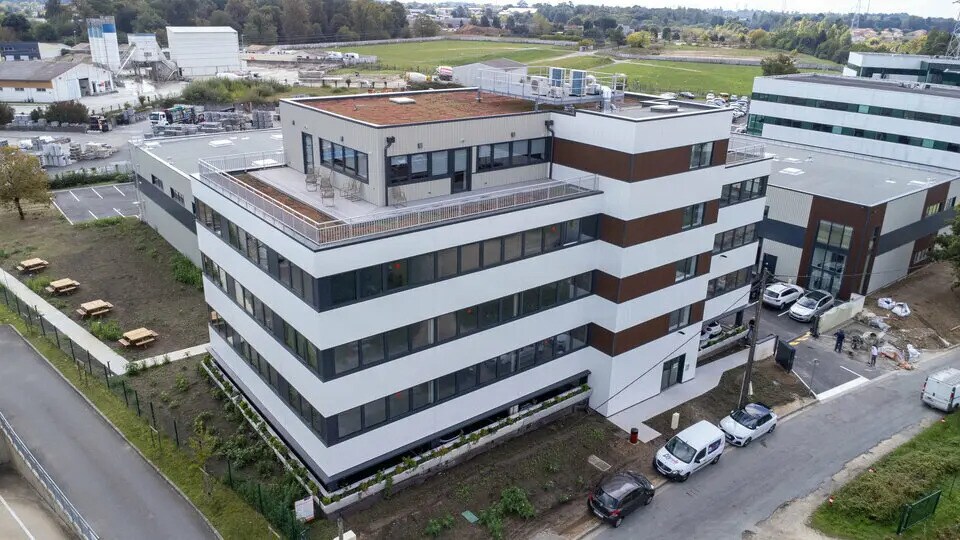 Bureau dans Artigues-près-Bordeaux à louer - Photo de l’immeuble – Image 2 sur 2