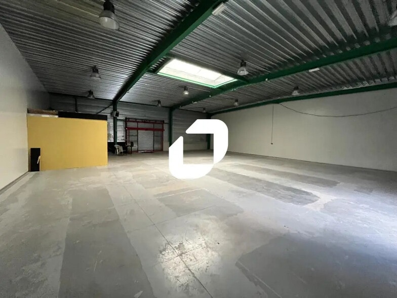 Local d’activités dans Sains-en-Gohelle à louer - Photo de l’immeuble – Image 1 sur 13