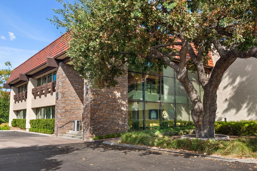 32144 Agoura Rd, Westlake Village, CA à louer - Photo de l’immeuble – Image 3 sur 7