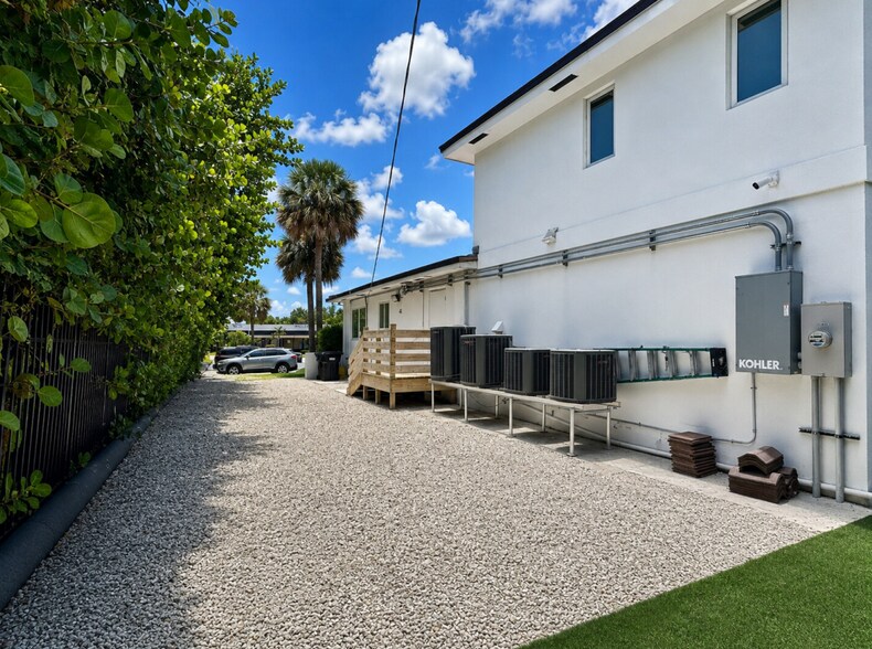 1031 NE 165th Ter, North Miami Beach, FL à vendre - Photo de l’immeuble – Image 3 sur 12