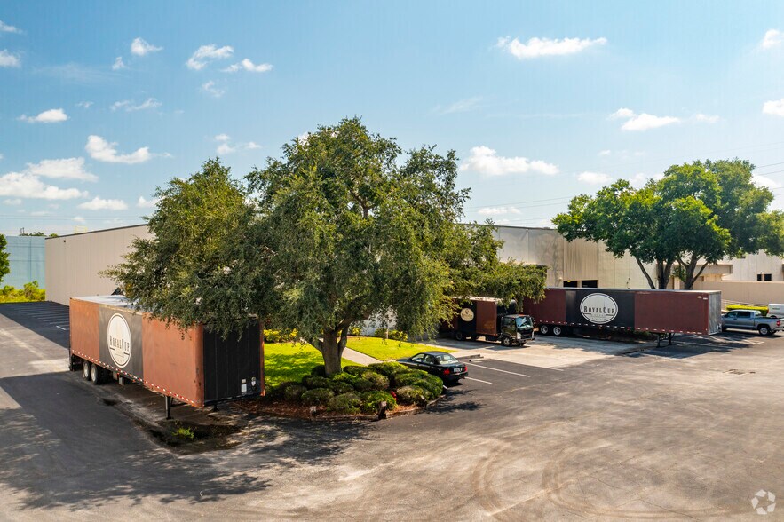3502 Queen Palm Dr, Tampa, FL à louer - Photo de l’immeuble – Image 3 sur 6