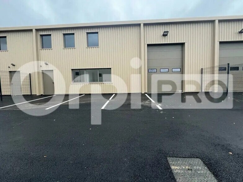 Local d’activités dans Vrigny à louer - Photo de l’immeuble – Image 2 sur 10
