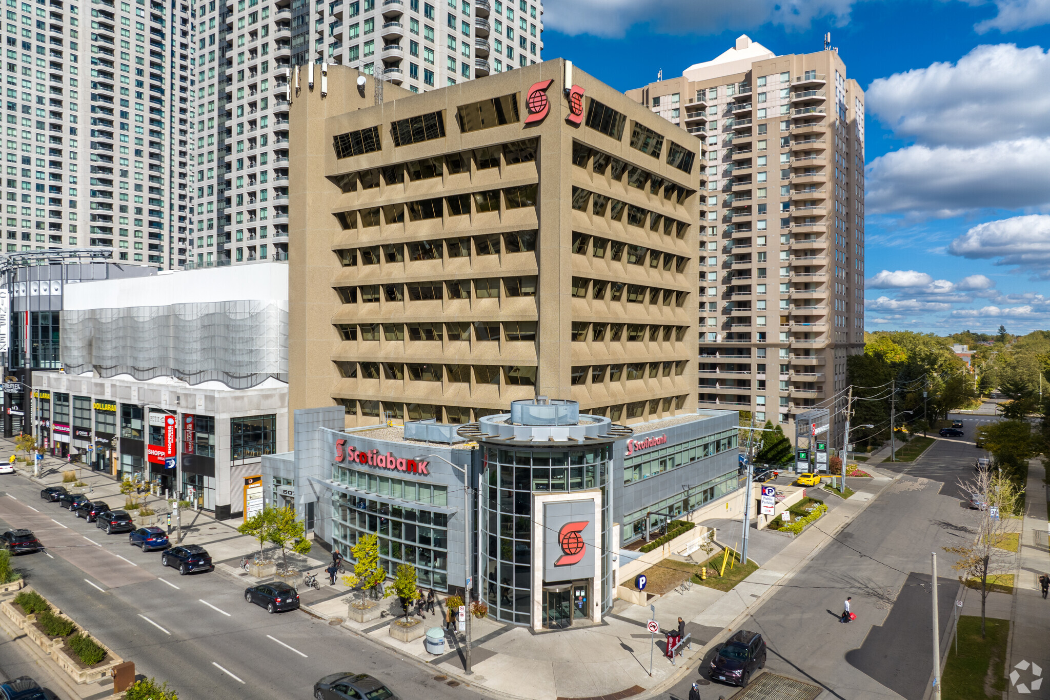 5075 Yonge St, Toronto, ON à louer Photo de l’immeuble– Image 1 sur 4