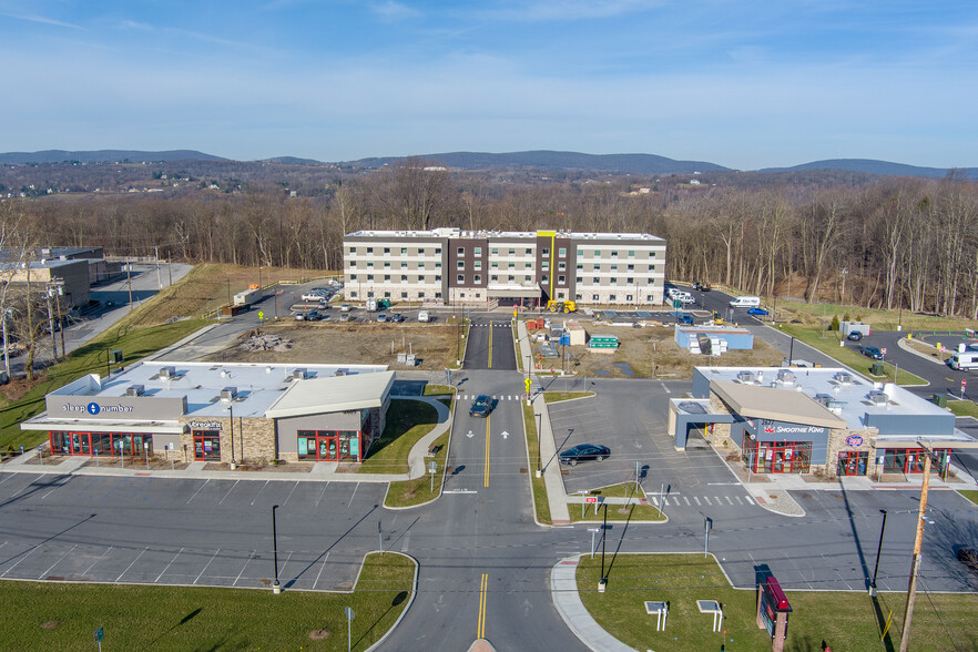 2627 South Rd, Poughkeepsie, NY à louer - Photo de l’immeuble – Image 1 sur 9