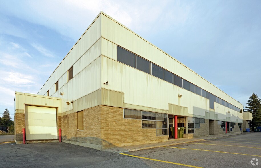 111 Colonnade Rd, Ottawa, ON à louer - Photo de l’immeuble – Image 3 sur 9
