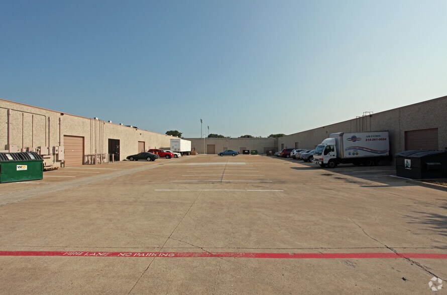 1321 Valwood Pky, Carrollton, TX à louer - Photo de l’immeuble – Image 3 sur 4
