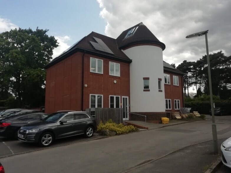 The Square, Lightwater à louer - Photo de l’immeuble – Image 3 sur 7