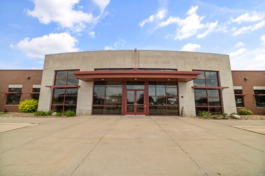2303 Jones Blvd, Coralville, IA à louer - Photo de l’immeuble – Image 1 sur 12