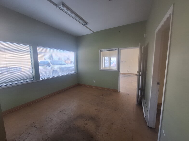 690 Comox Rd, Nanaimo, BC à louer - Photo intérieure – Image 3 sur 10