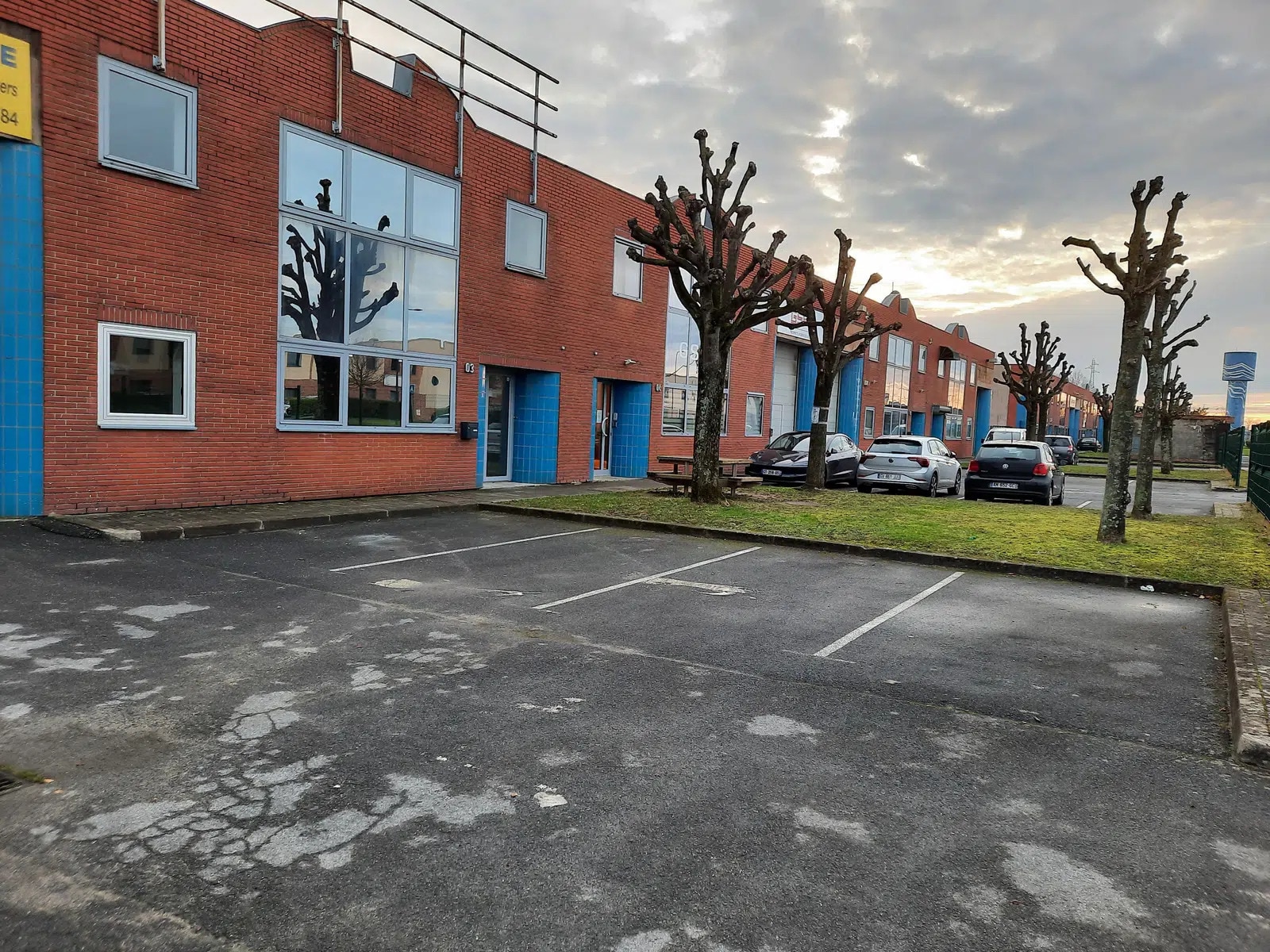Local d'activités dans Moissy-Cramayel à vendre Photo de l’immeuble– Image 1 sur 6