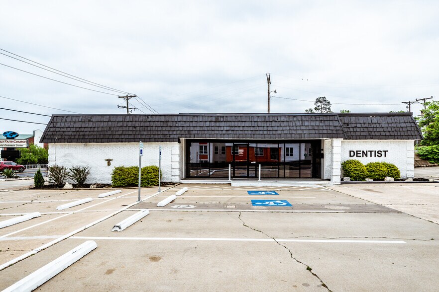 2402 Sam Houston Ave, Huntsville, TX à vendre - Photo de l’immeuble – Image 1 sur 20