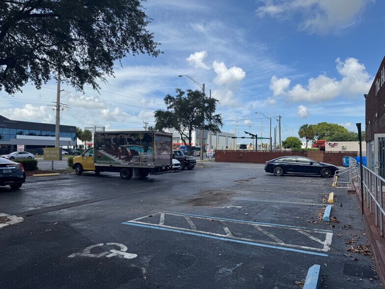 1920-1934 Stirling Rd, Dania Beach, FL à vendre - Photo de l’immeuble – Image 3 sur 15