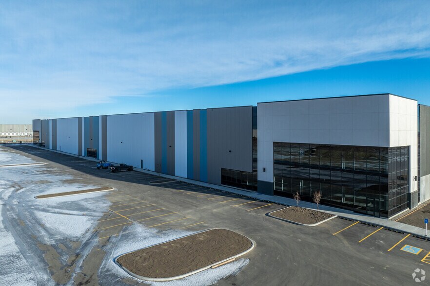 Crossiron Drive & Range Road 293, Calgary, AB à louer - Photo de l’immeuble – Image 2 sur 28