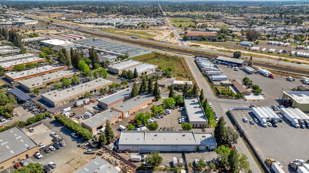 4780 W Jennifer Ave, Fresno, CA à louer - Photo de l’immeuble – Image 2 sur 22