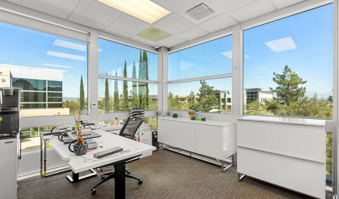 27321-27327 Via Industria, Temecula, CA 92590 - Lot 27321 - - Photo intérieure - Image 2 of 5