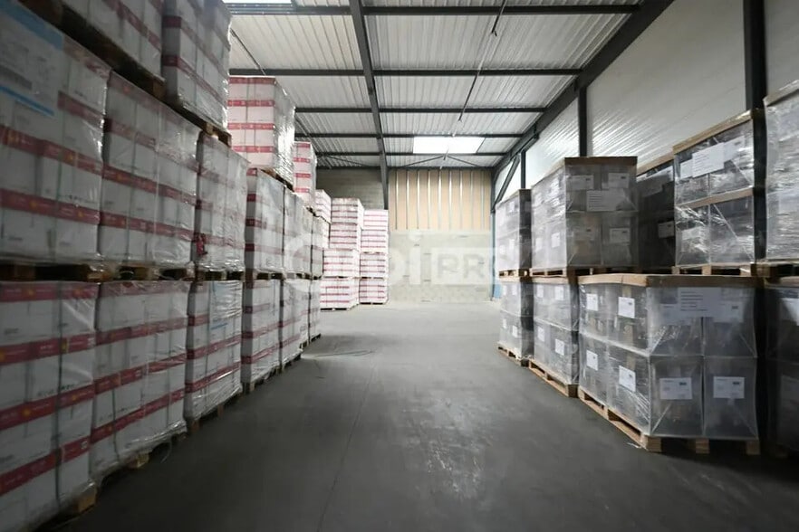 Local d’activités dans Sennecey-le-Grand à louer - Photo de l’immeuble – Image 2 sur 4