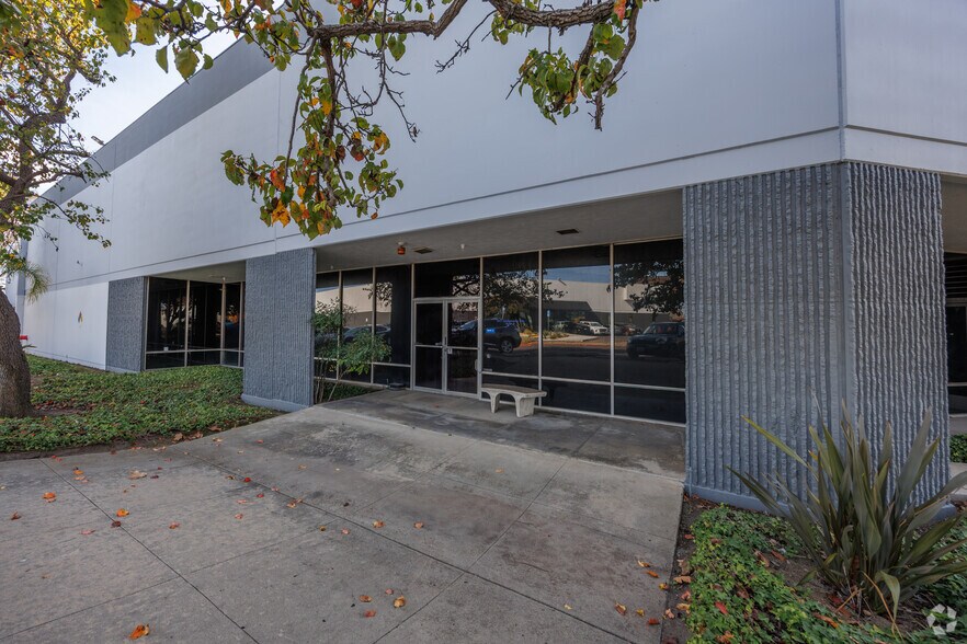 7077 Consolidated Way, San Diego, CA à louer - Photo de l’immeuble – Image 3 sur 7