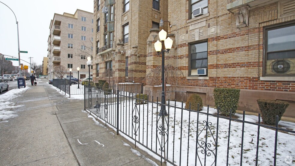 8678 Bay Pky, Brooklyn, NY à vendre - Photo de l’immeuble – Image 3 sur 6