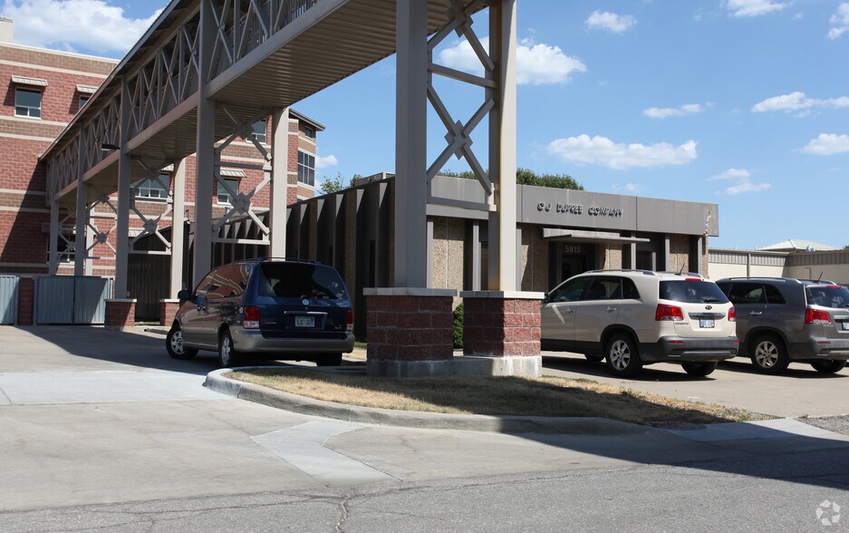 5815 Outlook St, Mission, KS à louer - Photo de l’immeuble – Image 2 sur 5
