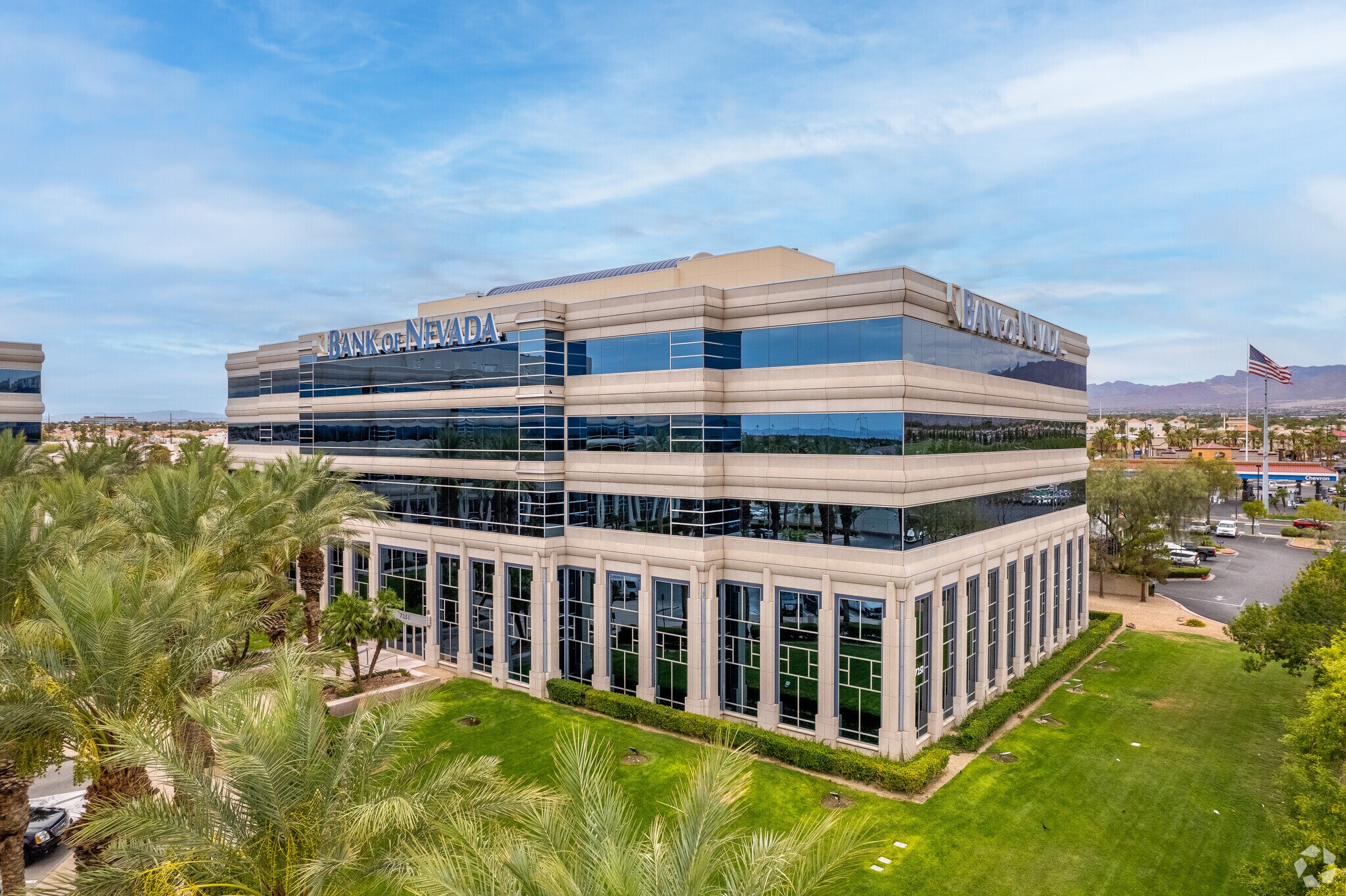 7251 W Lake Mead Blvd, Las Vegas, NV à vendre Photo principale– Image 1 sur 43