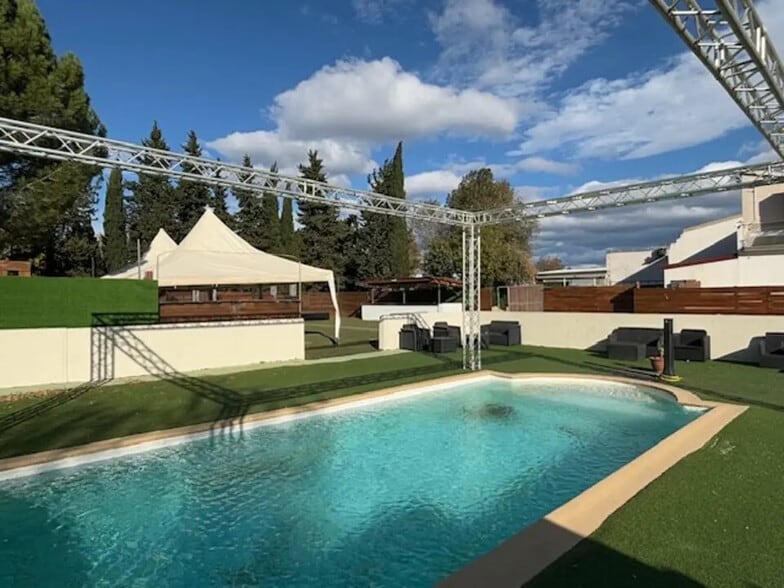 Local commercial dans Nîmes à louer - Photo de l’immeuble – Image 2 sur 10