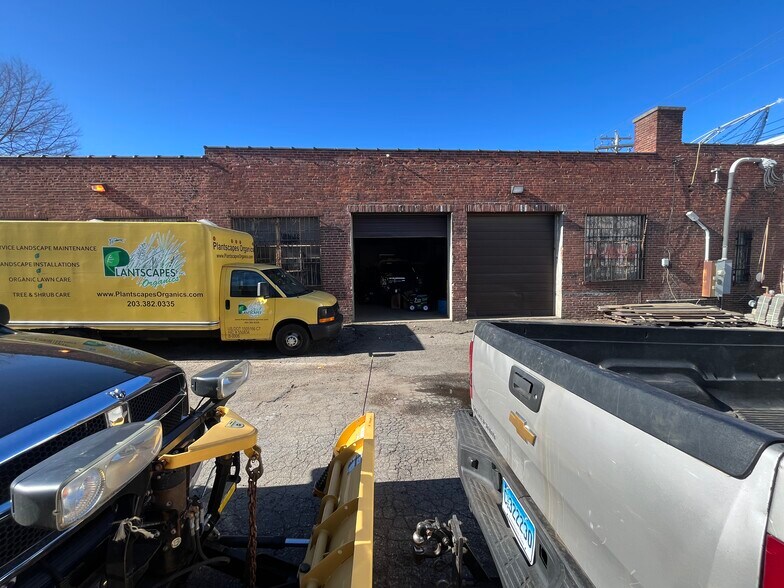 35 Holland Ave, Bridgeport, CT à vendre - Photo de l’immeuble – Image 2 sur 13