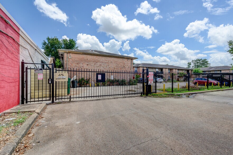 5704 Edgemoor Dr, Houston, TX à vendre - Photo de l’immeuble – Image 1 sur 11