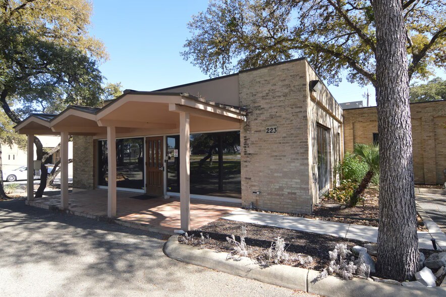 219-223 W Rhapsody Dr, San Antonio, TX à louer - Photo de l’immeuble – Image 1 sur 1