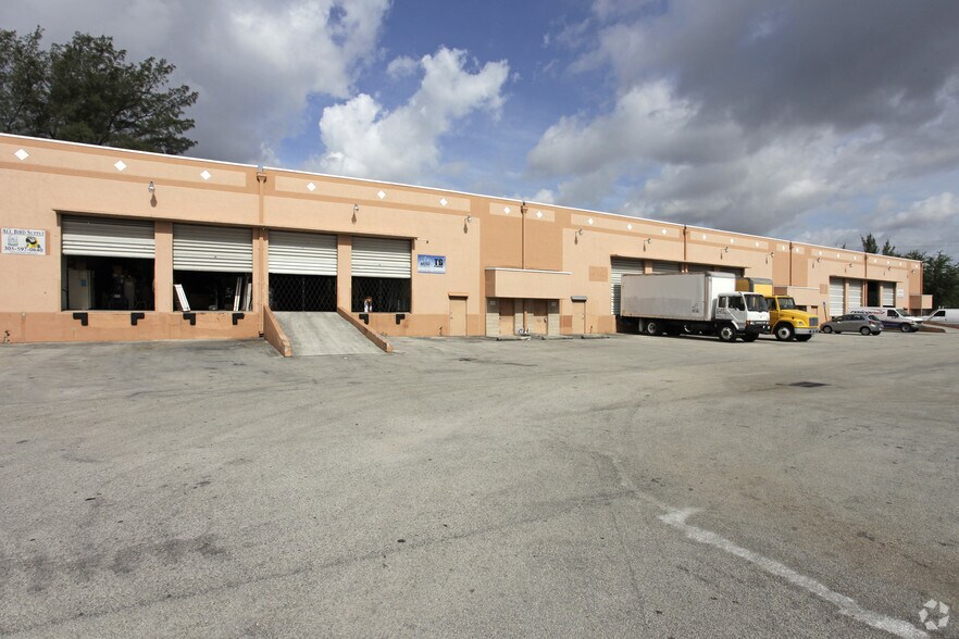 7748-7858 NW 71st St, Miami, FL à louer - Photo de l’immeuble – Image 2 sur 2