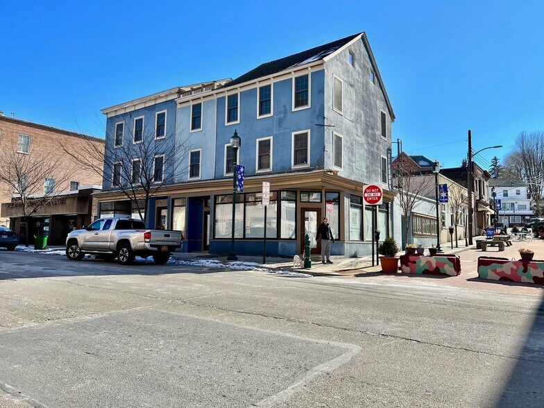 1007 Brown St, Peekskill, NY à vendre - Photo de l’immeuble – Image 2 sur 26