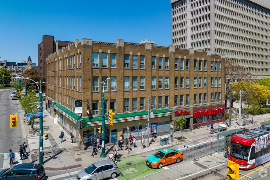 455-457 Spadina Ave, Toronto, ON à louer - Photo de l’immeuble – Image 2 sur 5