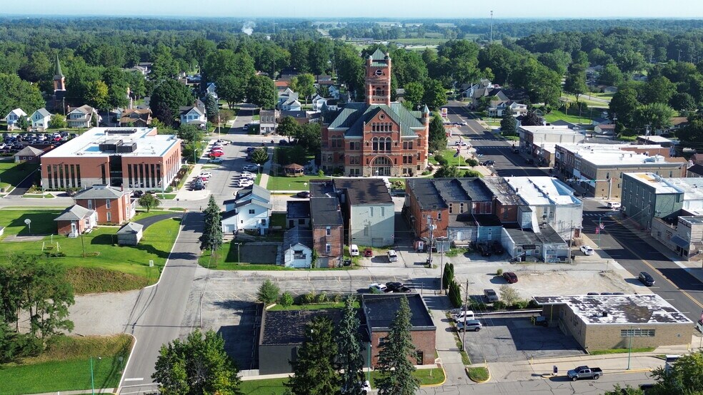 111 W Hazel St, Albion, IN à vendre - Photo de l’immeuble – Image 2 sur 38