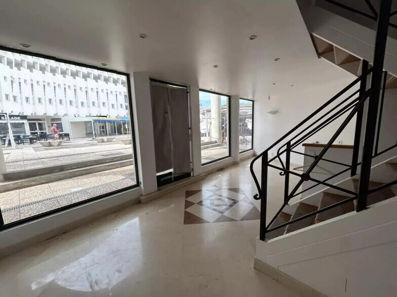 36 Place D'Actium, Fréjus à louer - Photo de l’immeuble – Image 3 sur 12