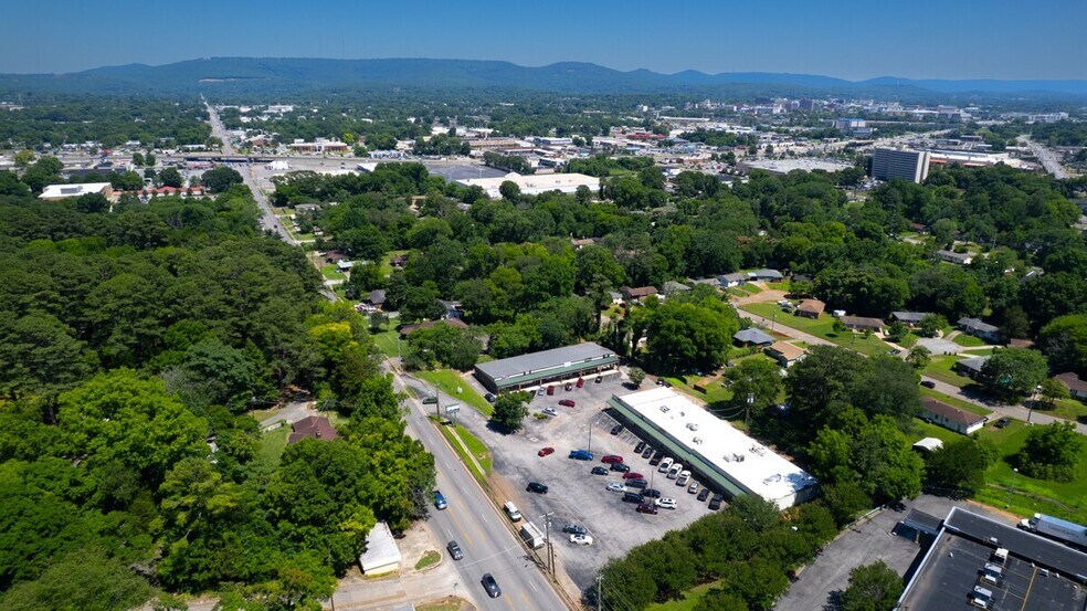 2501 Oakwood Ave NW, Huntsville, AL à louer - Photo de l’immeuble – Image 1 sur 10