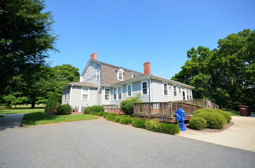 7504 Summerfield Rd, Summerfield, NC à louer - Photo de l’immeuble – Image 3 sur 33