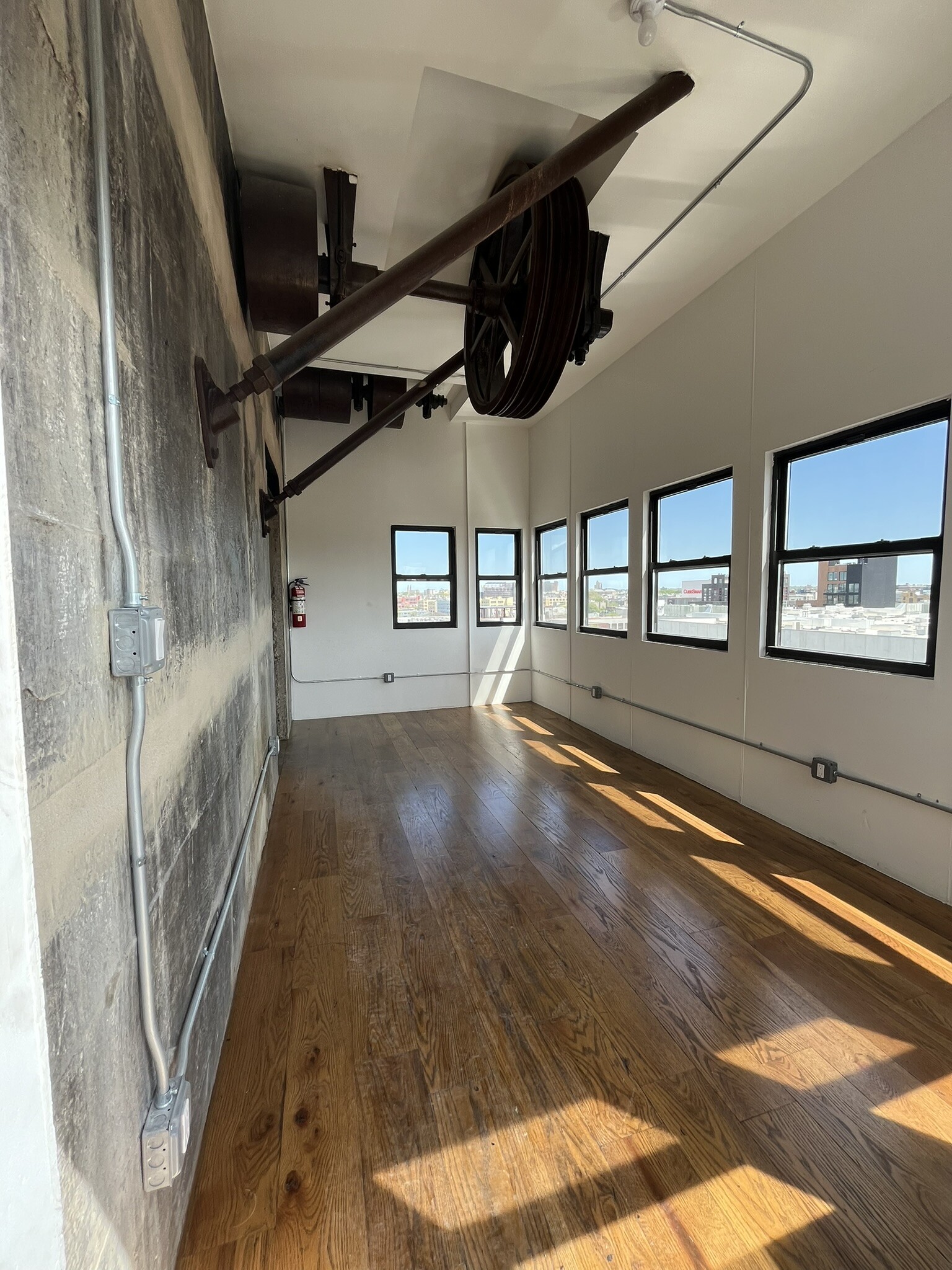 310 Meserole St, Brooklyn, NY à louer Photo de l’immeuble– Image 1 sur 15