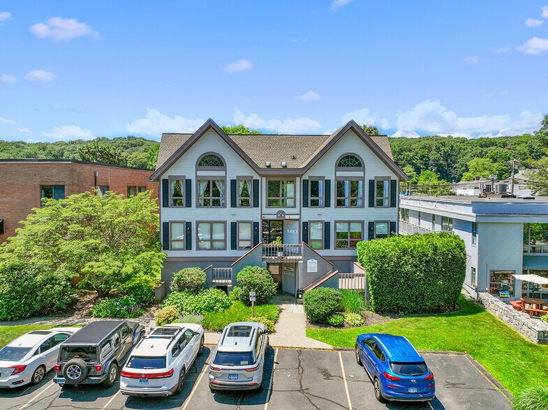 134 Old Ridgefield Rd, Wilton, CT à vendre - Photo de l’immeuble – Image 2 sur 7