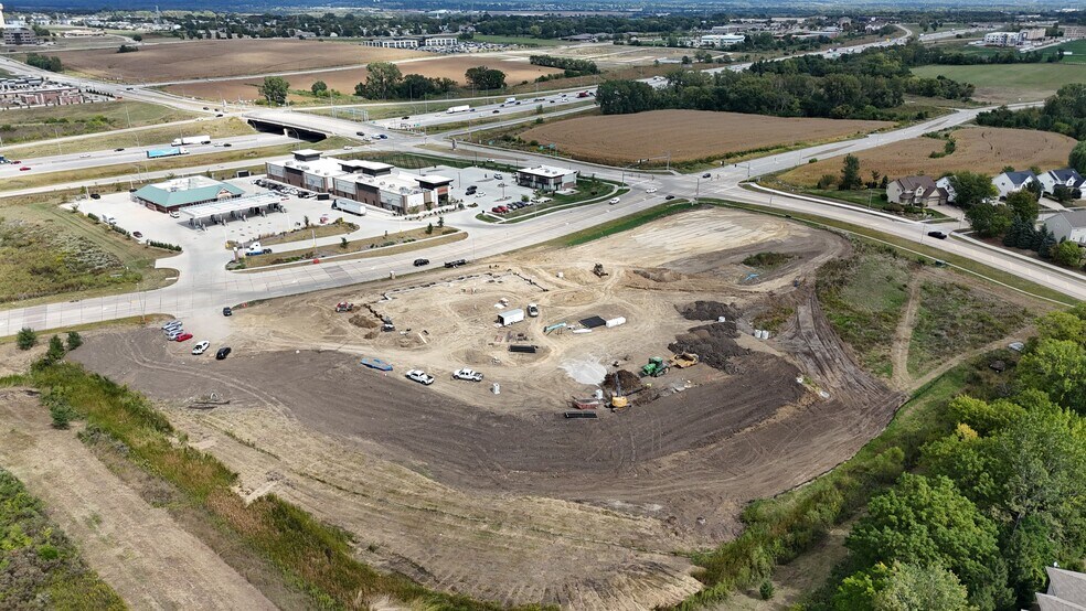 10100 Plum Dr, Urbandale, IA à louer - Photo de l’immeuble – Image 3 sur 8