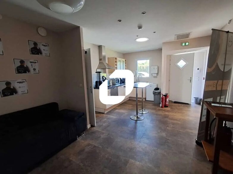 Local commercial dans Artigues-près-Bordeaux à louer - Photo intérieure – Image 2 sur 8