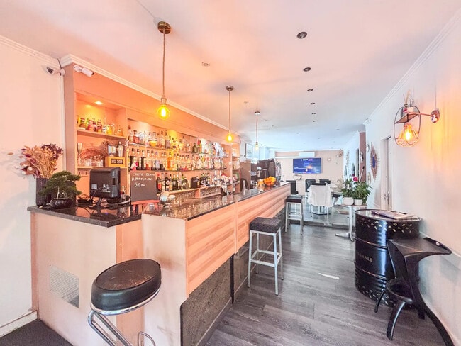 Plus de détails pour Local commercial à vendre