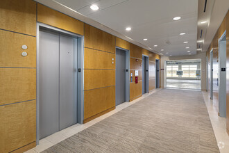 2777 Crystal Dr, Arlington, VA à louer Hall d’entrée– Image 1 sur 8