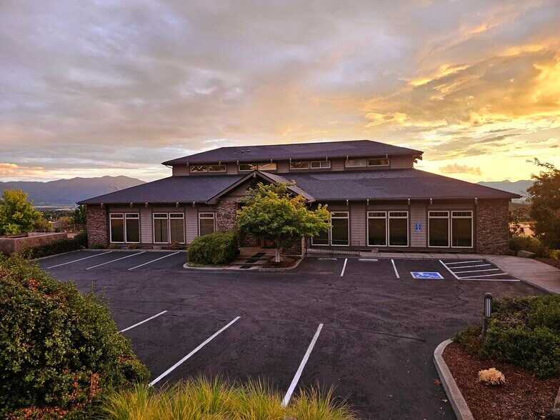 4497 Brown Ridge Ter, Medford, OR à vendre - Photo principale – Image 2 sur 11