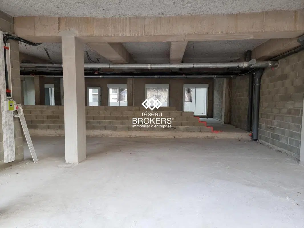 Local commercial dans CLERMONT-L'HERAULT à vendre Photo de l’immeuble– Image 1 sur 6