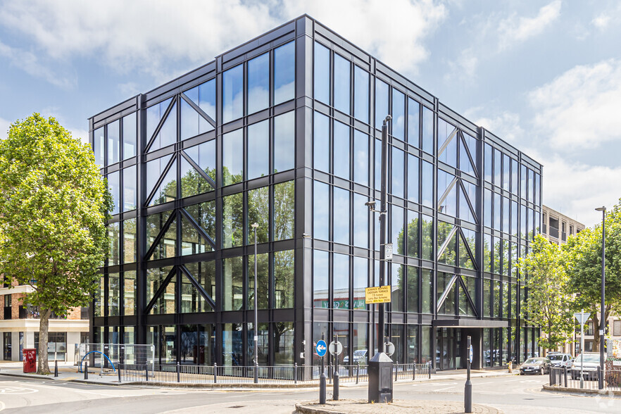 5 Dace Rd, Londres à vendre - Photo principale – Image 1 sur 4