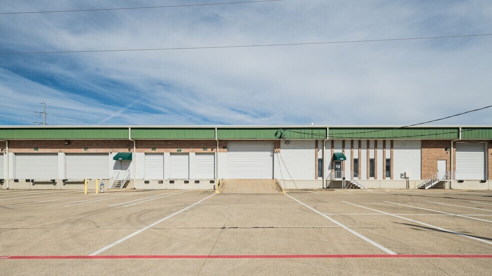 151 Regal Row, Dallas, TX à louer - Photo de l’immeuble – Image 3 sur 18