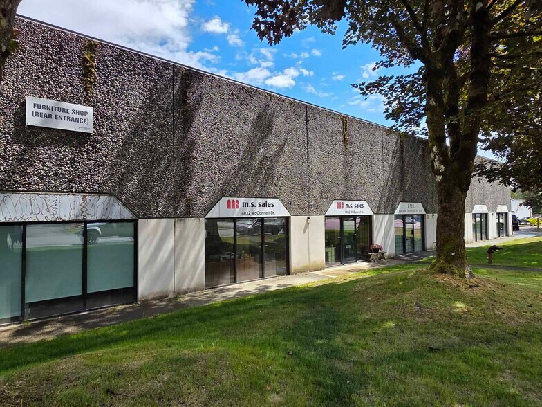 4036 Mcconnell Dr, Burnaby, BC à louer - Photo de l’immeuble – Image 2 sur 5
