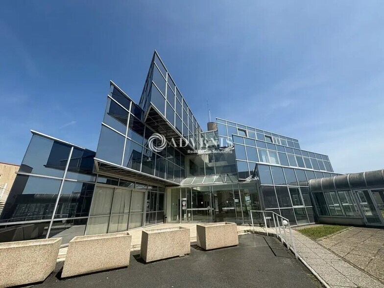 Bureau dans Les Essarts-le-Roi à louer - Photo de l’immeuble – Image 1 sur 8