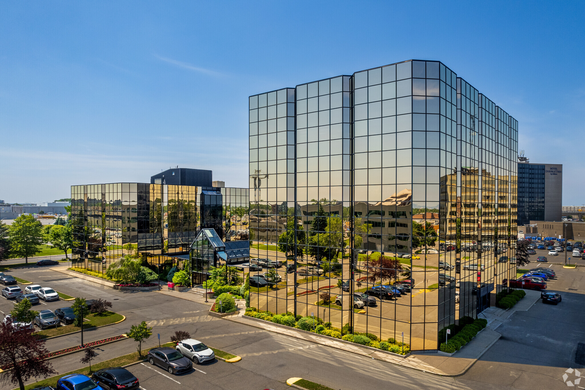 1 Av Holiday, Pointe-claire, QC à louer Photo de l’immeuble– Image 1 sur 6